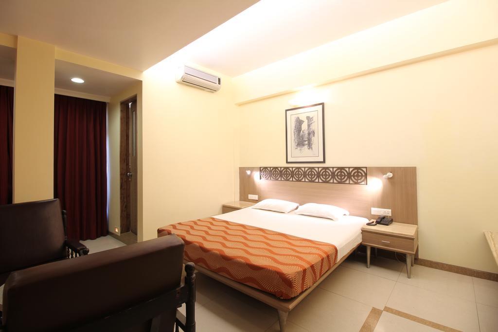 مومباي Hotel Samrat الغرفة الصورة
