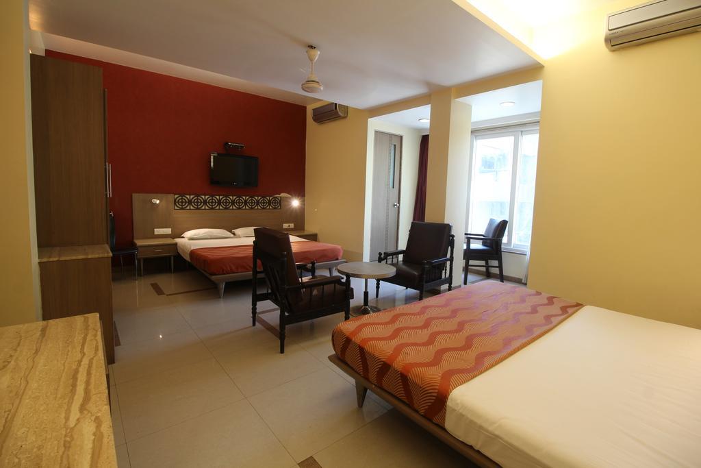مومباي Hotel Samrat الغرفة الصورة