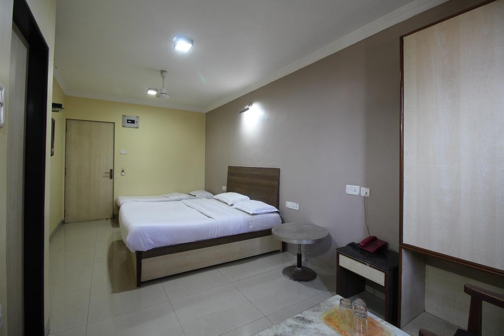 مومباي Hotel Samrat الغرفة الصورة